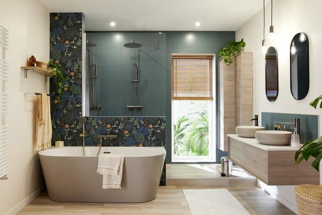 photo d'une salle de bains tropicale avec une douche XXL et baignoire