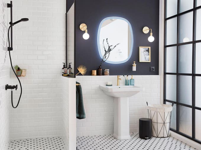 photo d'une petite salle de bains dans les tons noir et blanc