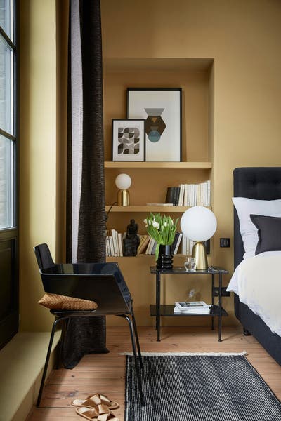 peinture-noir-mat-chambre-design-lit-bas-literie-noire  Black bedroom  decor, Bedroom decor inspiration, Black bedroom design