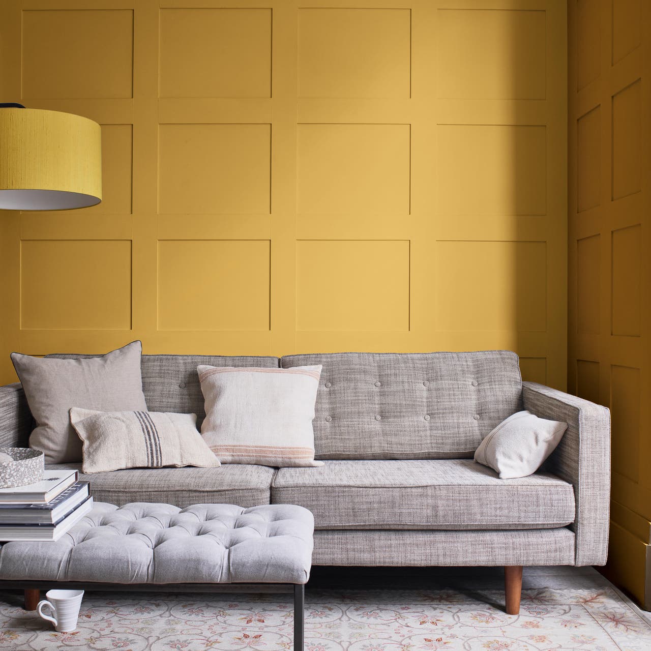 Diapositive Un salon classique modernisé par une peinture jaune 