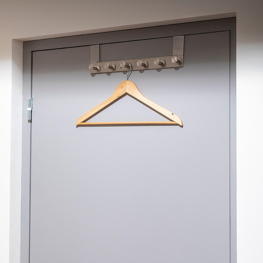 Lot de 8 cintres bois et acier, H.23 x l.44.5 x P.9.6 cm - 5