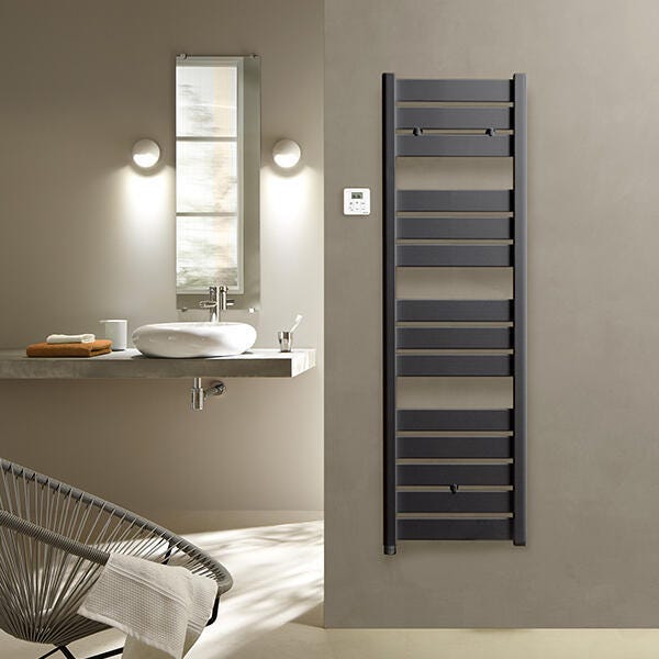 Grâce à son fort pouvoir d'inertie, le radiateur sèche-serviettes Madras apporte une chaleur douce et enveloppante à votre salle de bain. En choississant le Madras, vous optez pour une double fonction : sécher vos serviettes ET chauffer votre salle de bain.