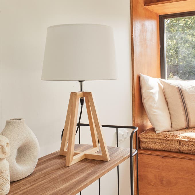 Photo Leroy Merlin d'un petite lampe en bois avec un abat-jour blanc. 
