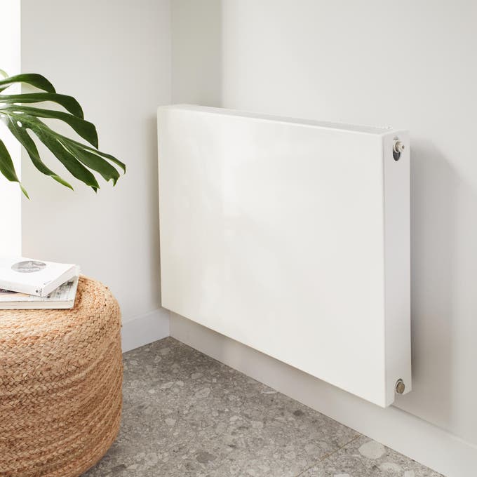 Photo Leroy Merlin d'un radiateur blanc sur un mur blanc. 
