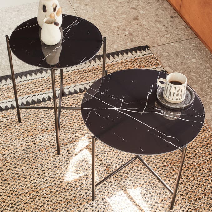 Photo Leroy Merlin de tables d'appoint noires effet marbre. 