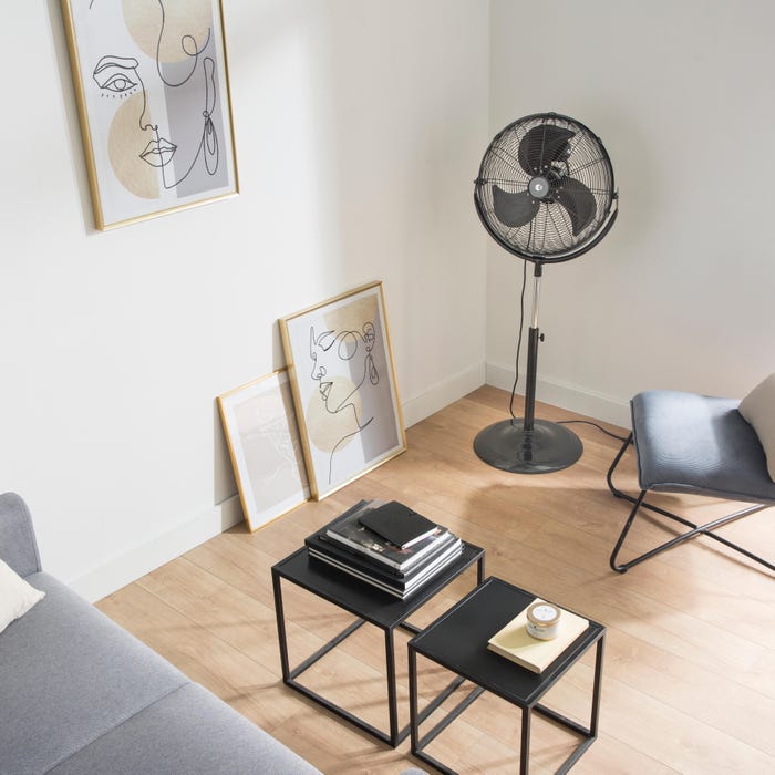 Ventilador de pedestal Black Mogo Equation com opção para ajuste de altura e inclinação