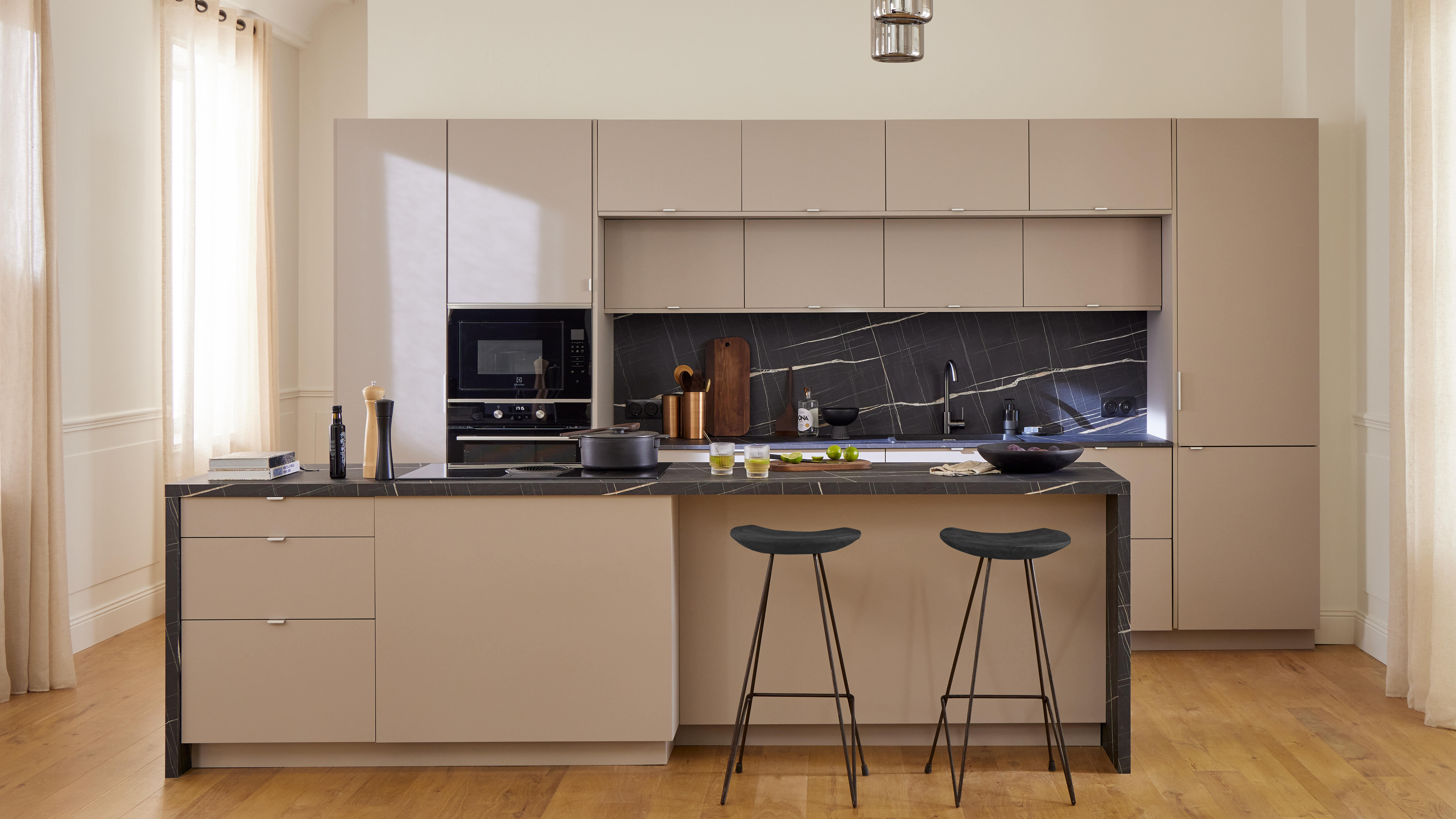 Idee Ilot Central Avec Table Un îlot central multifonction dans cette cuisine néoclassique | Leroy Merlin