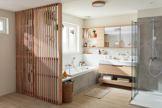 Photo d'une salle de bains en bois et blanc avec un claustra