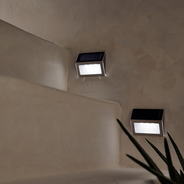 Pack de 2 apliques solares de exterior luz LED 6000K blanco frío Step Light INSPIRE gris con sensor crepuscular IP44 8 hrs aprox. con carga llena