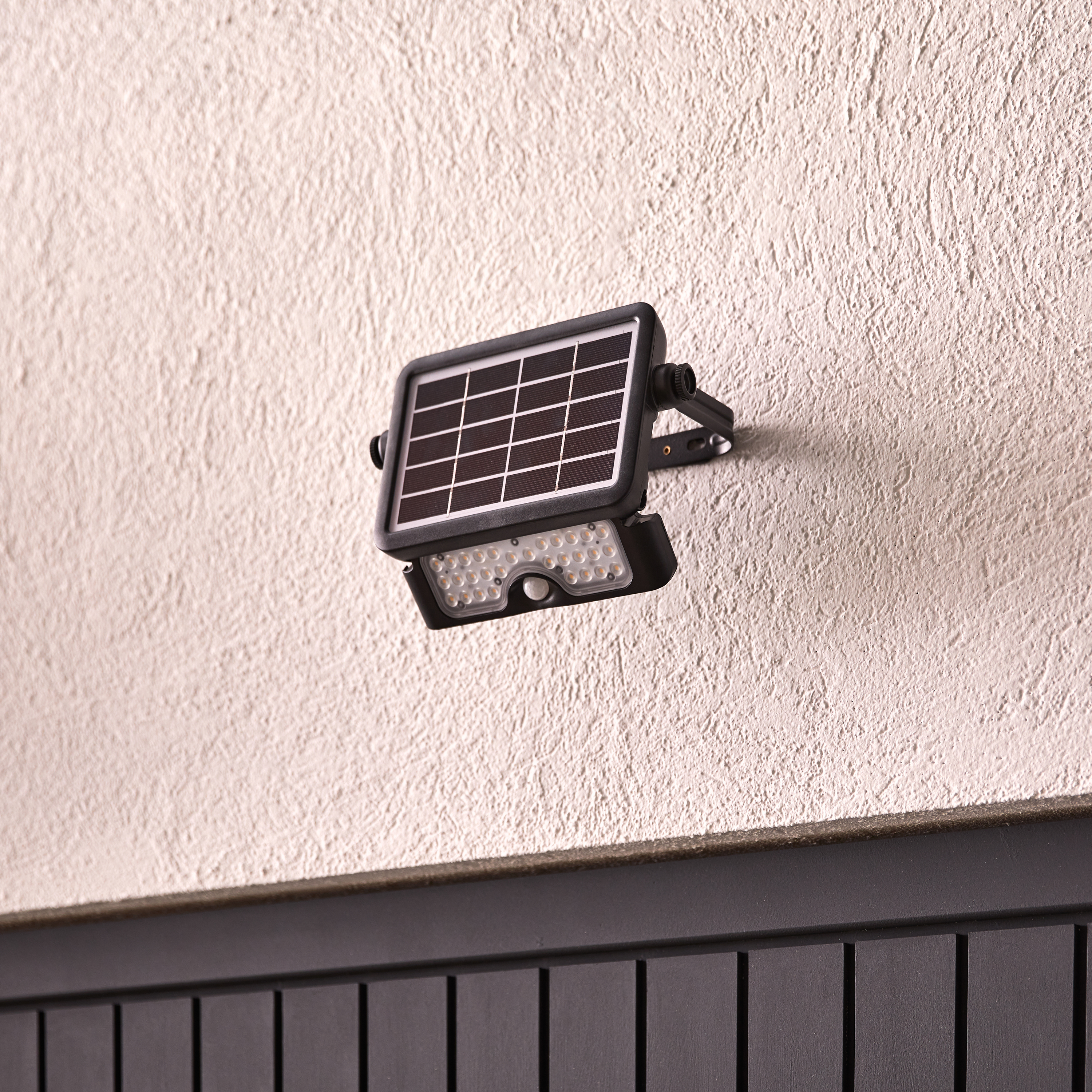 Projetor solar INSPIRE ZUZO 530LM ALUMINIO PRETO - 4