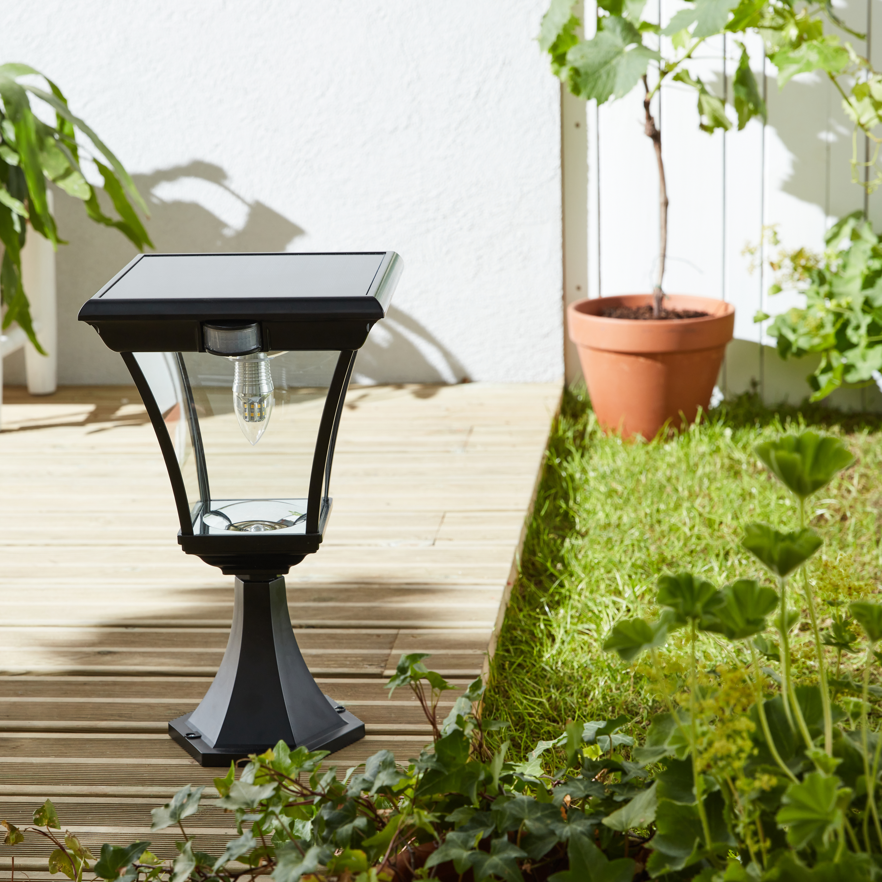 Sobremuro solar exterior LED Tova INSPIRE de aluminio negro resistencia IP44 12h de autonomía sensor crepuscular y detector de movimiento - 2