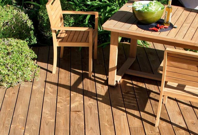 photo de lames en bois sur une terrasse avec table et chaise de jardin