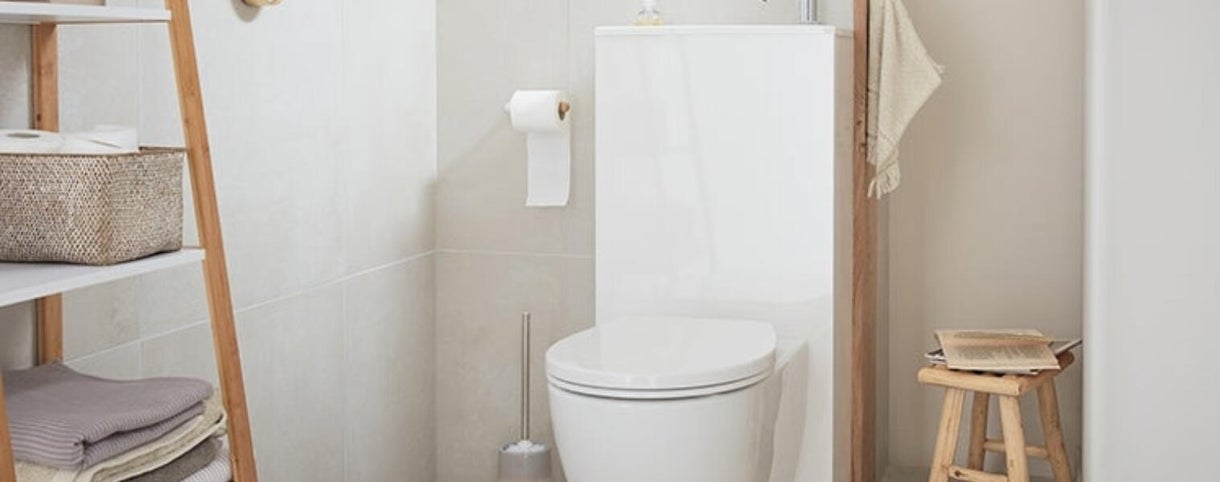 Toilettes Modernes Avec Chasse D'eau Ou Wc Dans Une Petite Salle