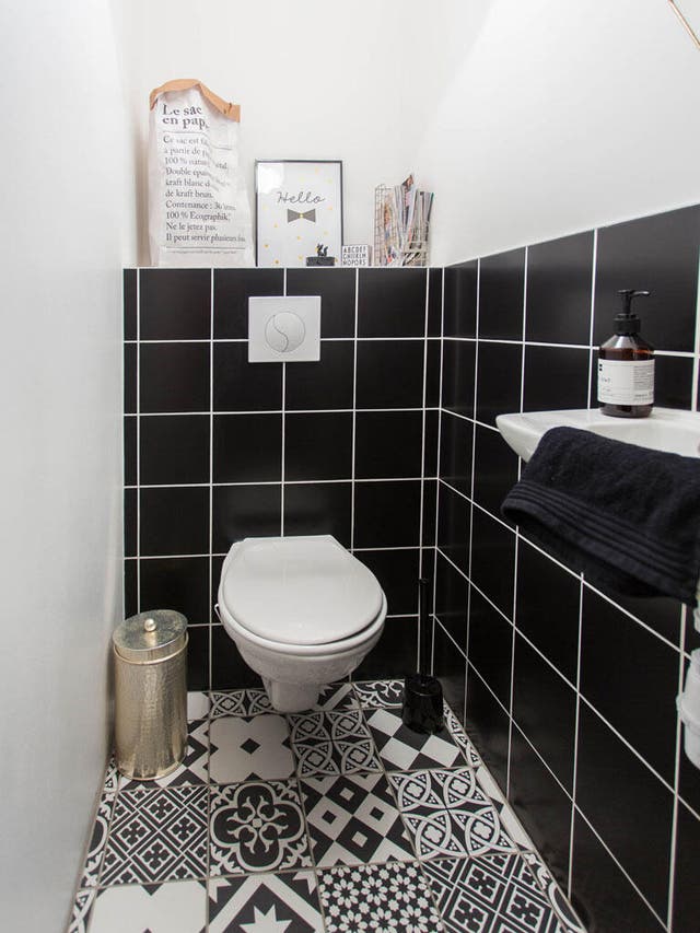 Photo Leroy Merlin d'un WC avec un sol noir et blanc en carrelage effet carreaux de ciment. 