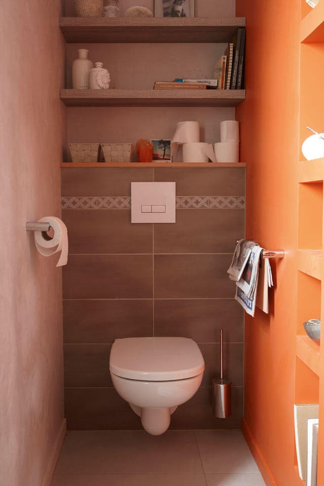Photo Leroy Merlin de WC orange avec une cloison.  