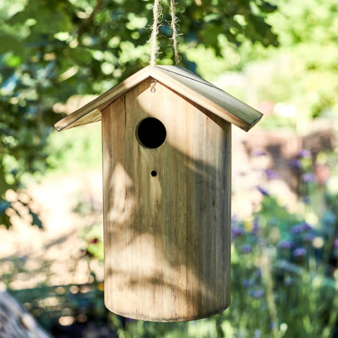 photo d'un nichoir dans un jardin responsable