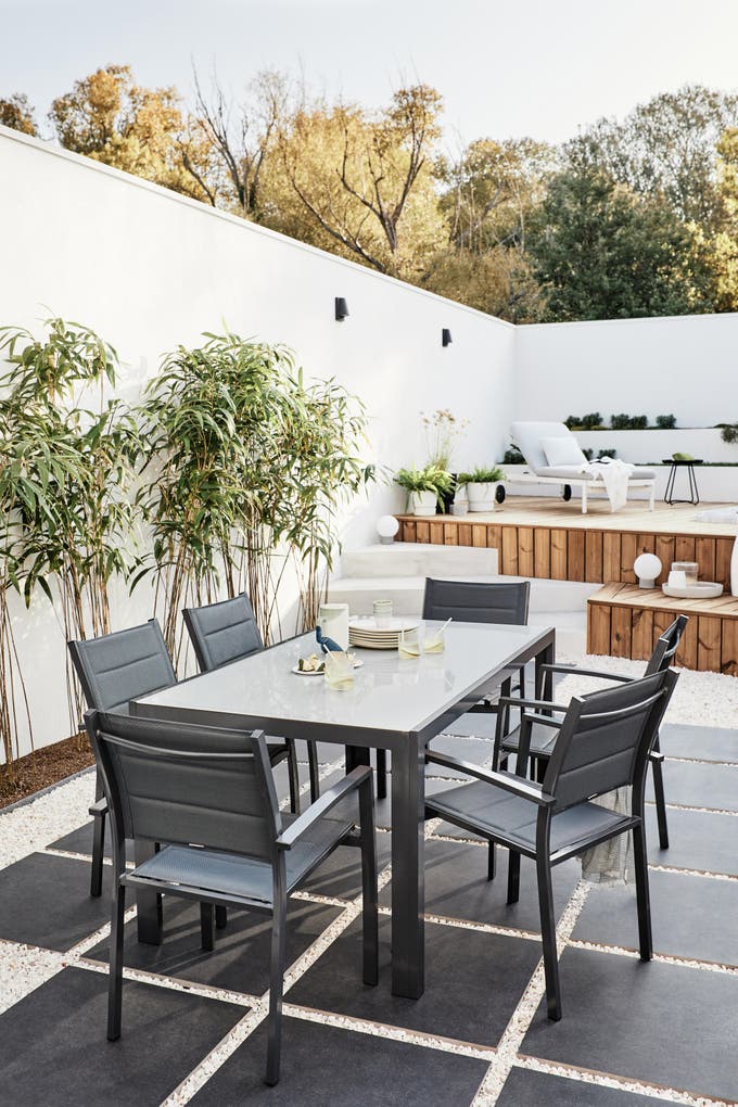 photo d'une table de jardin extensible en métal et verre