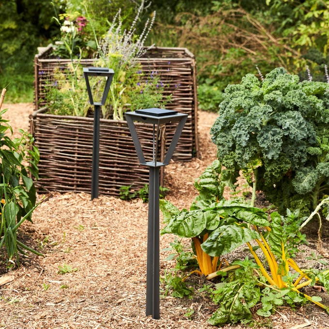 photo de balises solaires dans un jardin responsable
