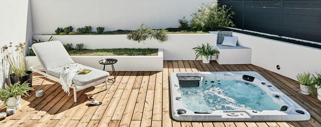 photo d'une terrasse avec transat et jacuzzi