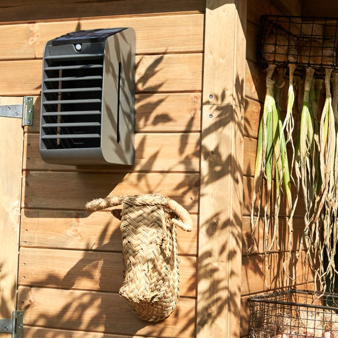 photo d'une applique solaire dans un jardin responsable