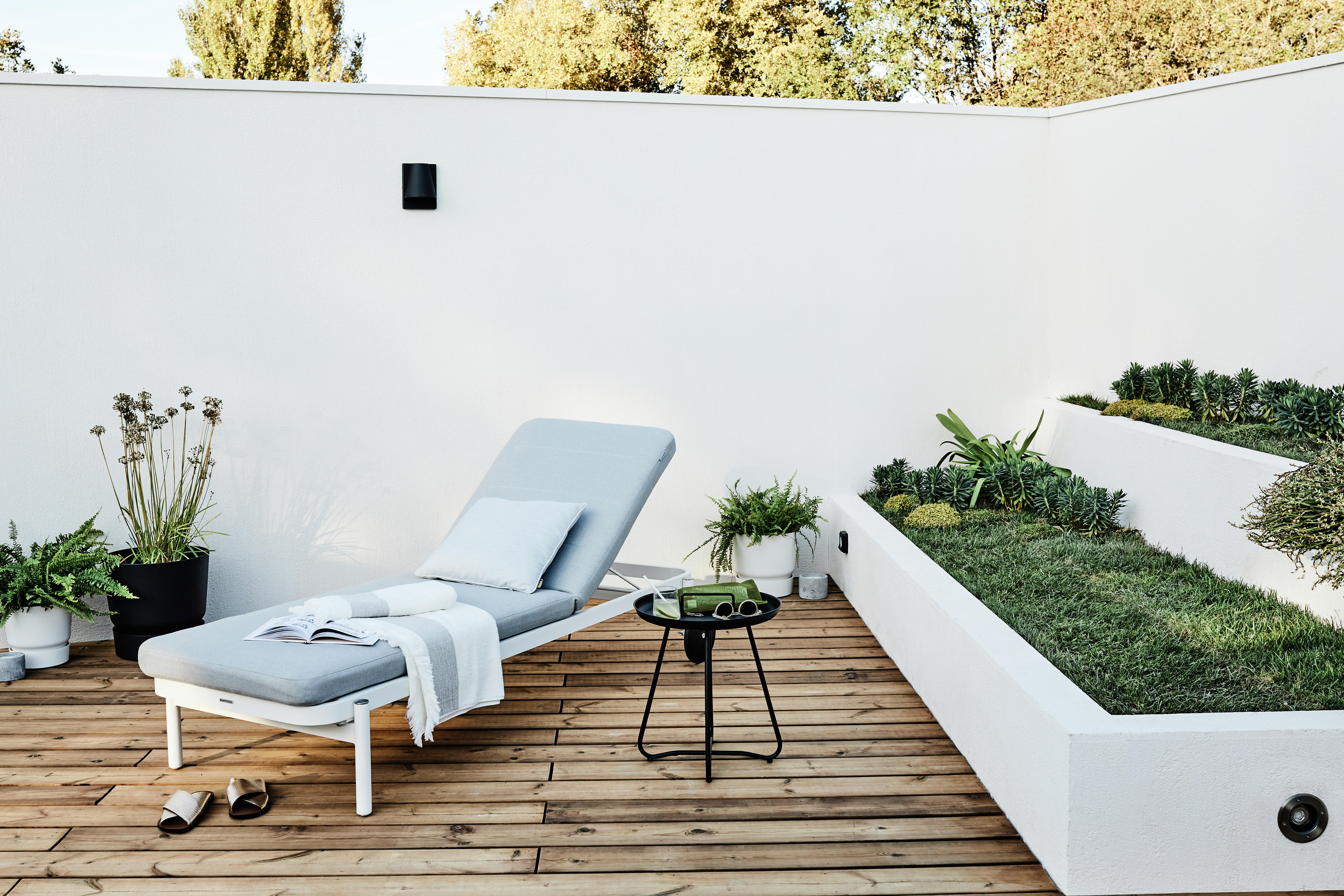 Lettino con cuscino e con ruote Arena NATERIAL in alluminio bianco e cuscino grigio 82 x 90 x 198 cm - 9