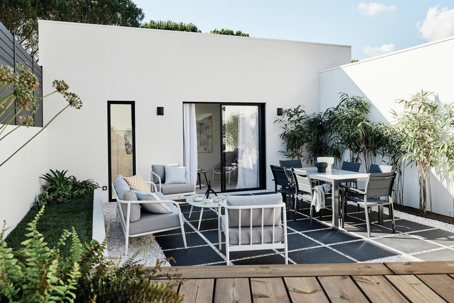 photo de l'arrière de la maison avec sa terrasse aménagée
