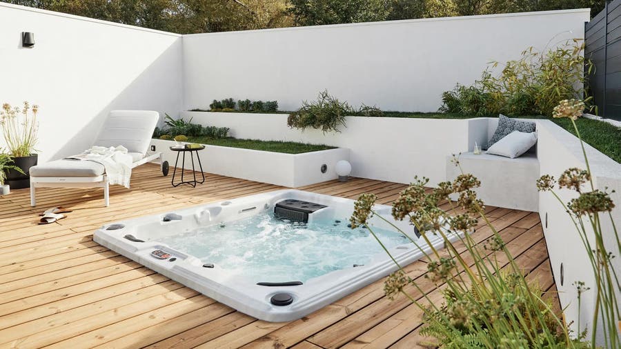 Intégrer son spa extérieur ou sa piscine au jardin, à la cour ou à la  terrasse : 9 idées