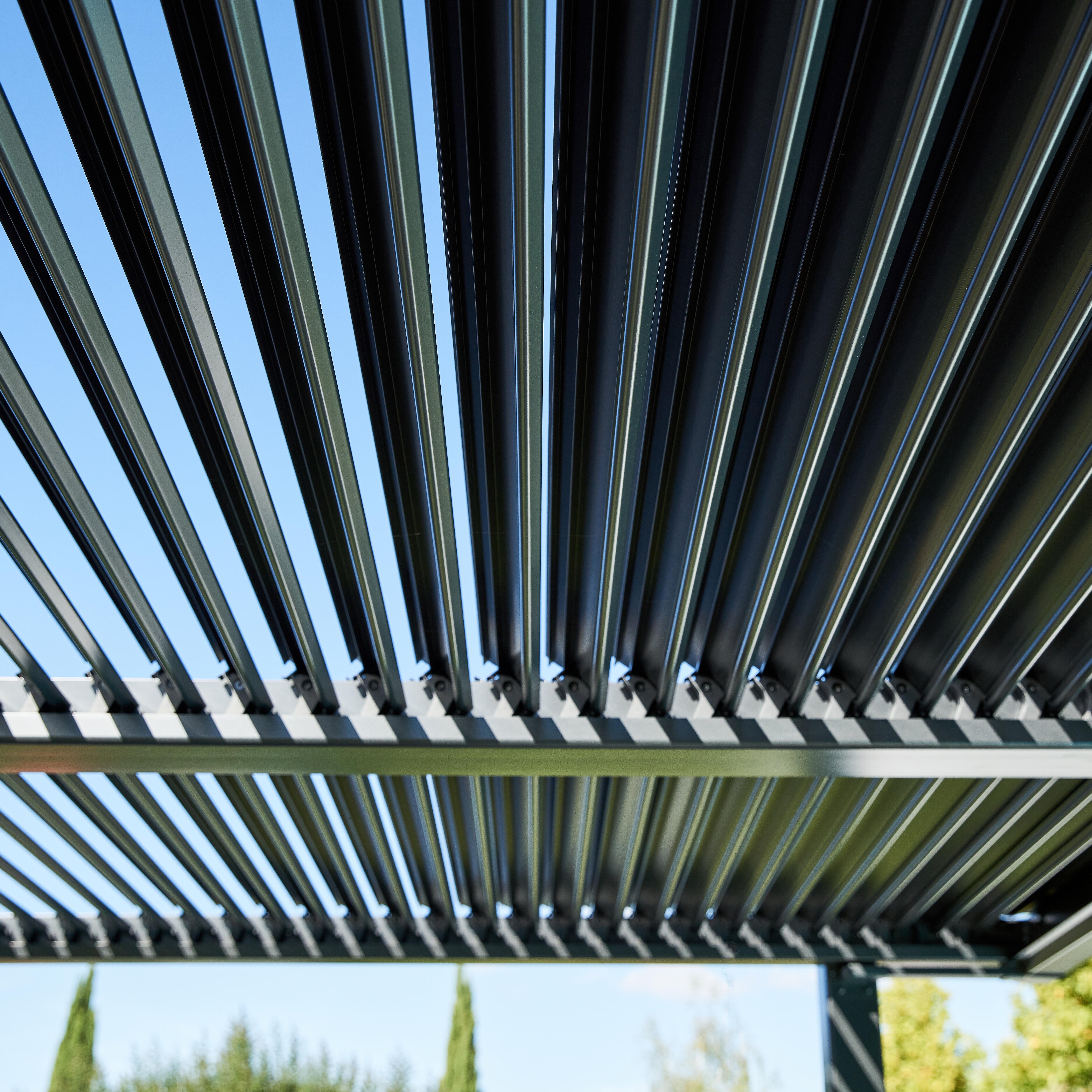 Pergola bioclimatique autoportante NATERIAL Odyssea alu gris anthracite, 11.52 m² - 9