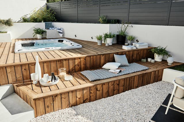 photo d'un soubassement en bois de pin avec des coussins banquette
