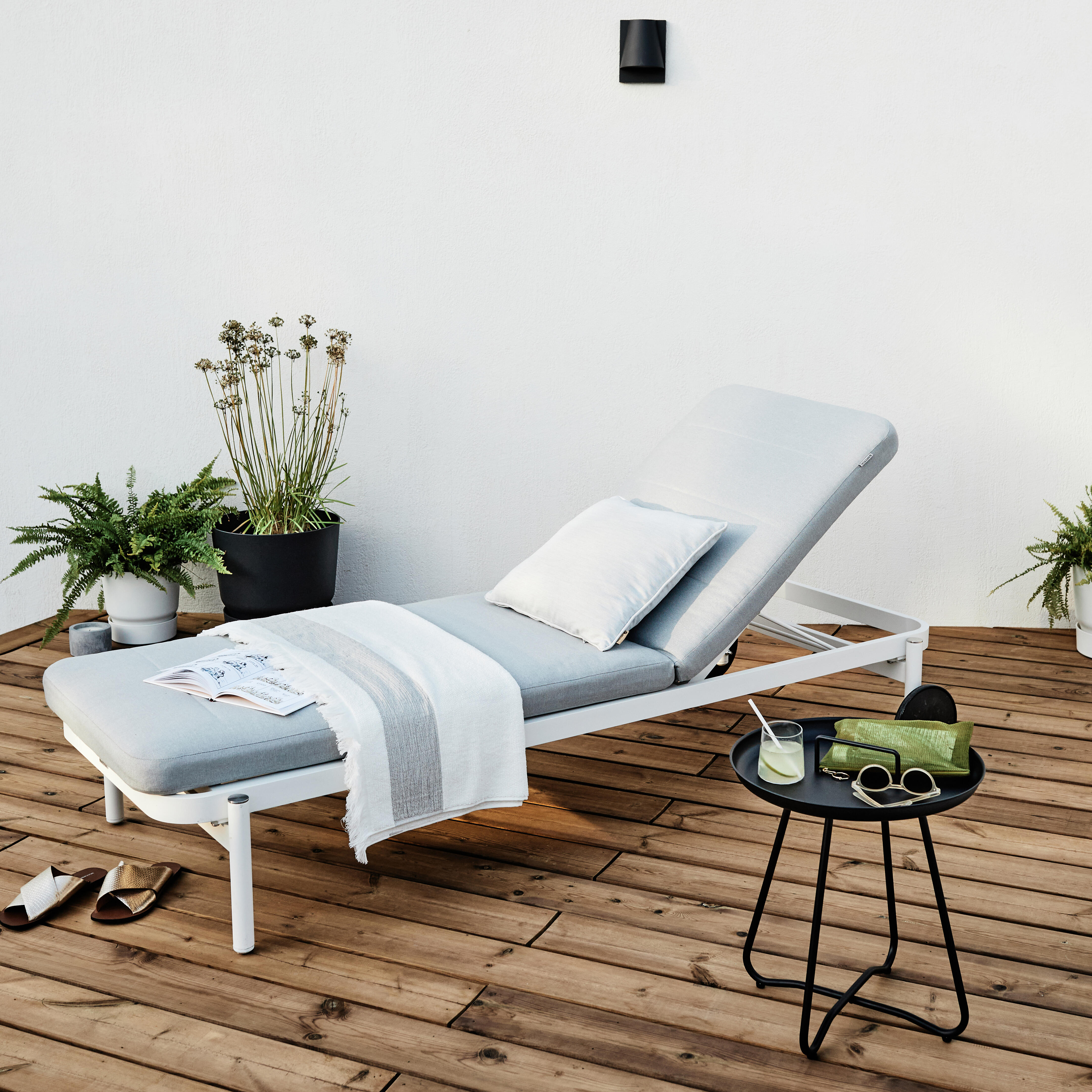 Lettino con cuscino e con ruote Arena NATERIAL in alluminio bianco e cuscino grigio 82 x 90 x 198 cm - 5