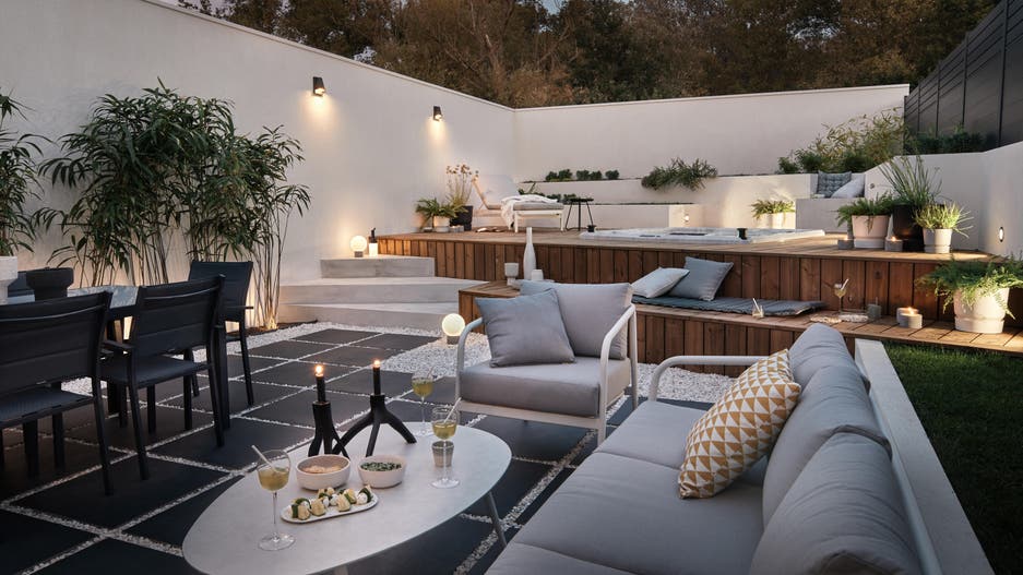 photo de terrasse éclairée la nuit avec des spots encastrés au mur