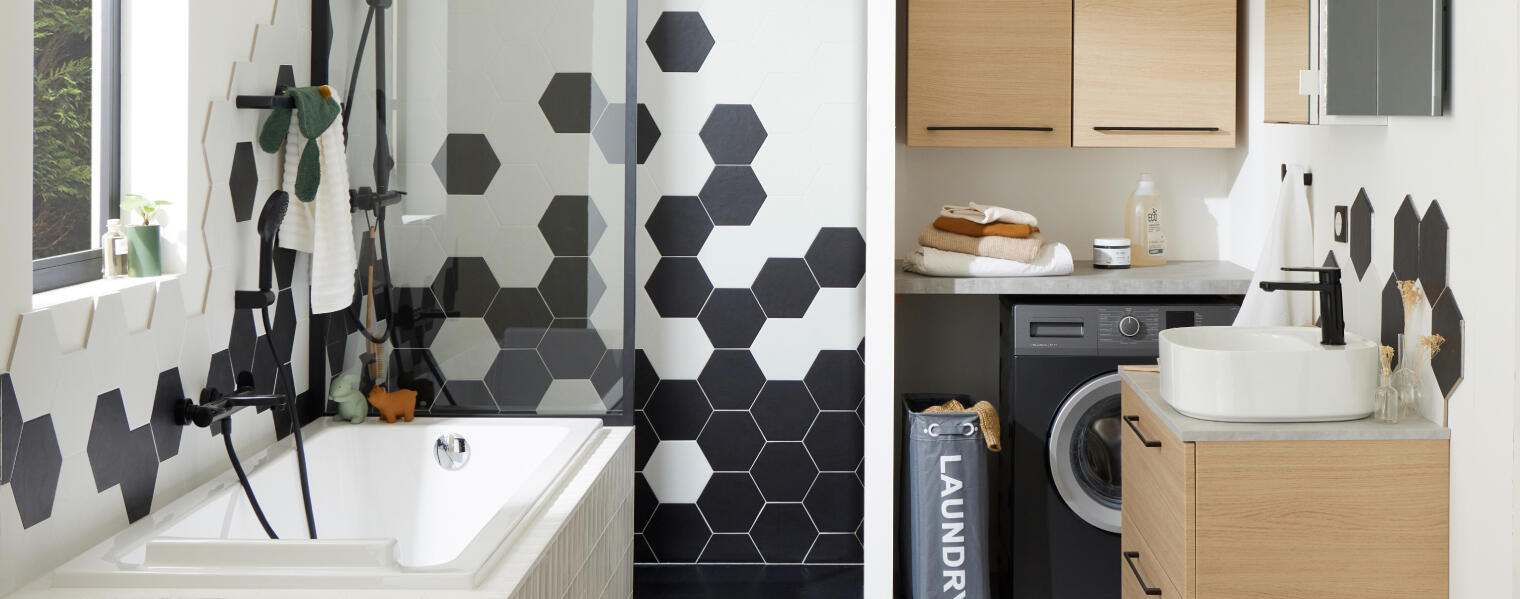 Ensemble salle de bain rétro avec baignoire, WC et lavabo sur