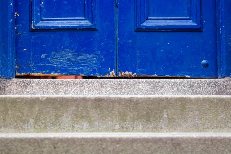 Comment isoler une porte d'entrée sans la changer ? 4 astuces