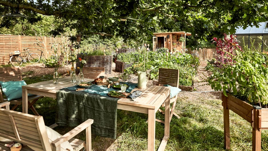 photo d'un espace repas dans un jardin responsable