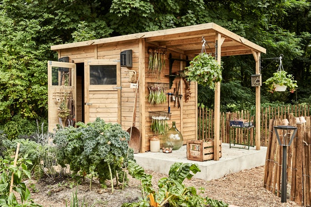 photo d'un abri de jardin dans un potager responsable
