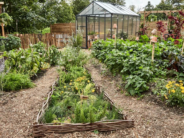 un abri de jardin dans un potager