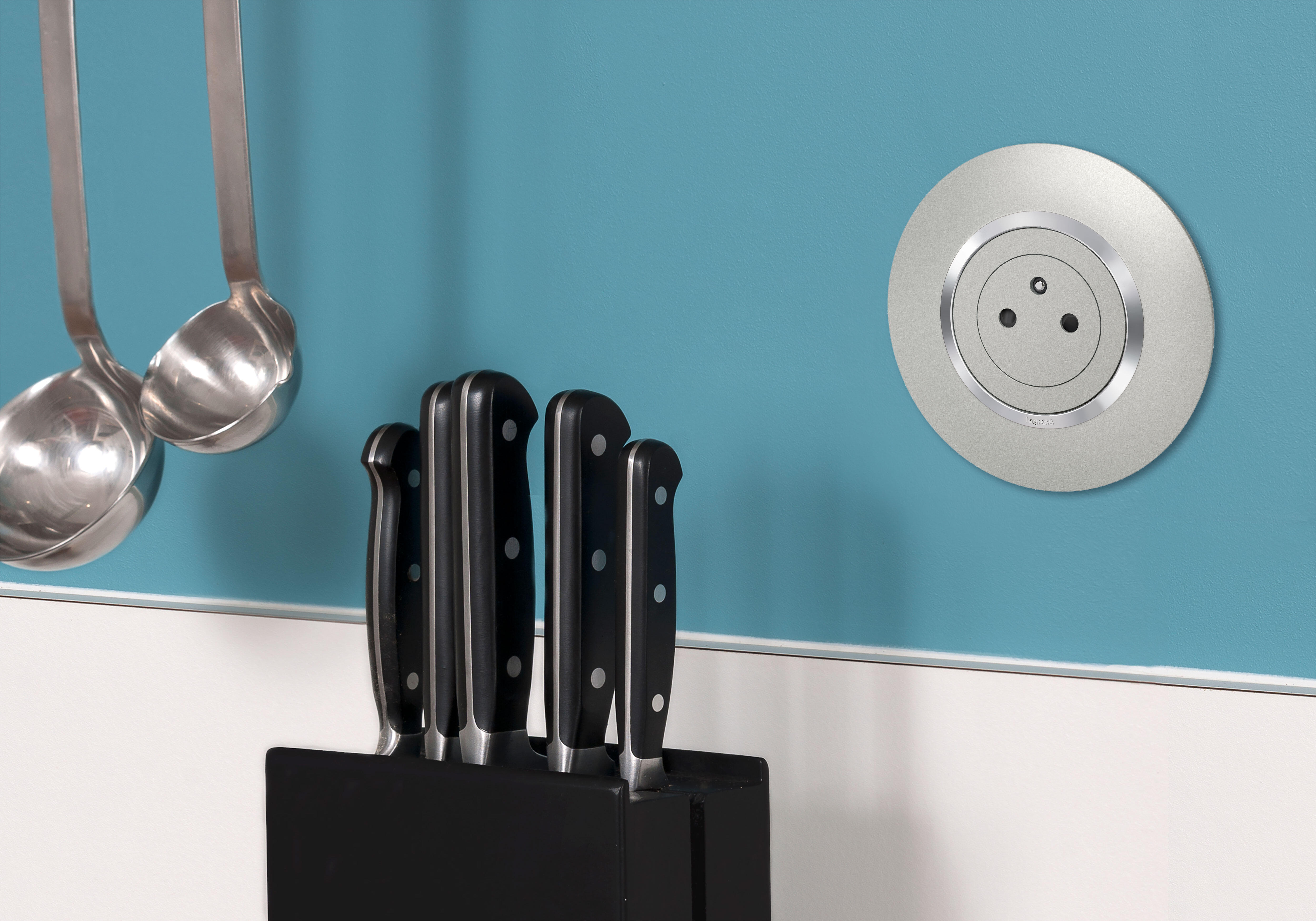 Prise avec terre affleurante à assembler Dooxie, LEGRAND aluminium - 3