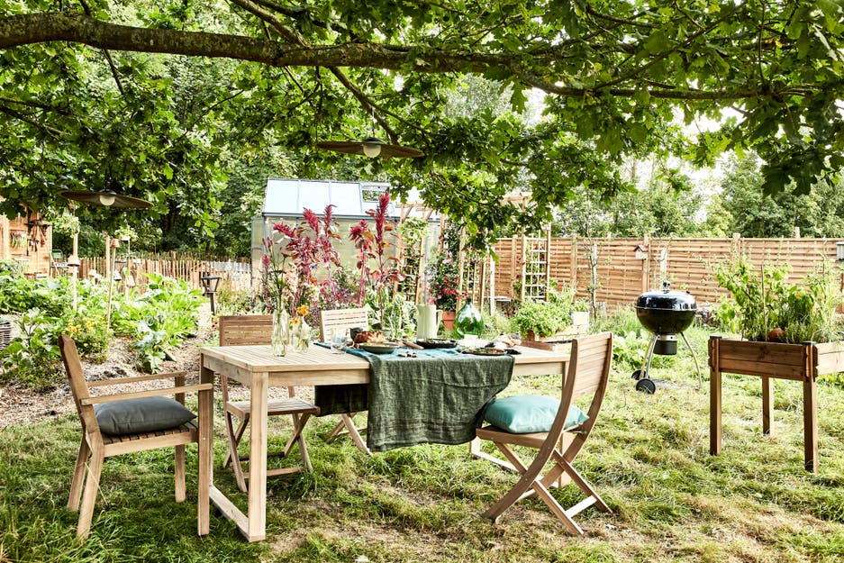 photo d'un espace repas dans un jardin responsable