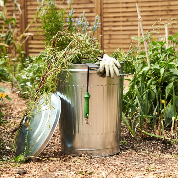 photo d'une poubelle avec des gants de jardinier 