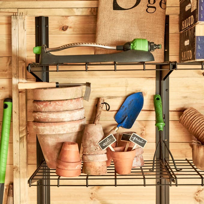 photo de pots et accessoires de jardinage dans un abri de jardin