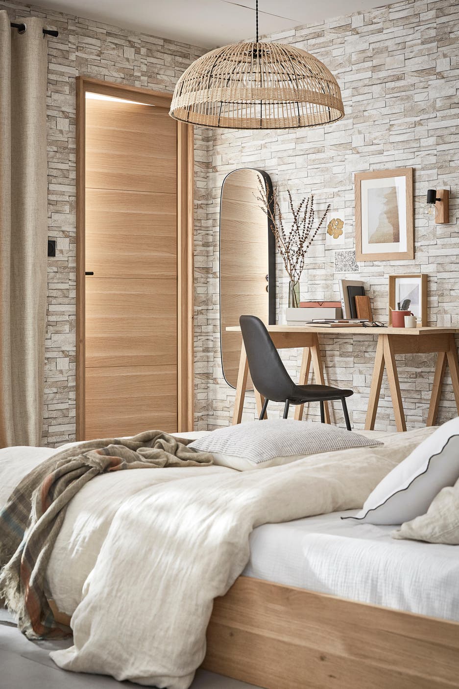 Photo Leroy Merlin d'une chambre effet nature avec les murs en briques beiges. 