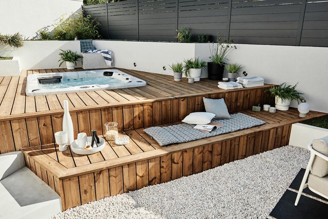 photo de spa encastrable dans le jardin