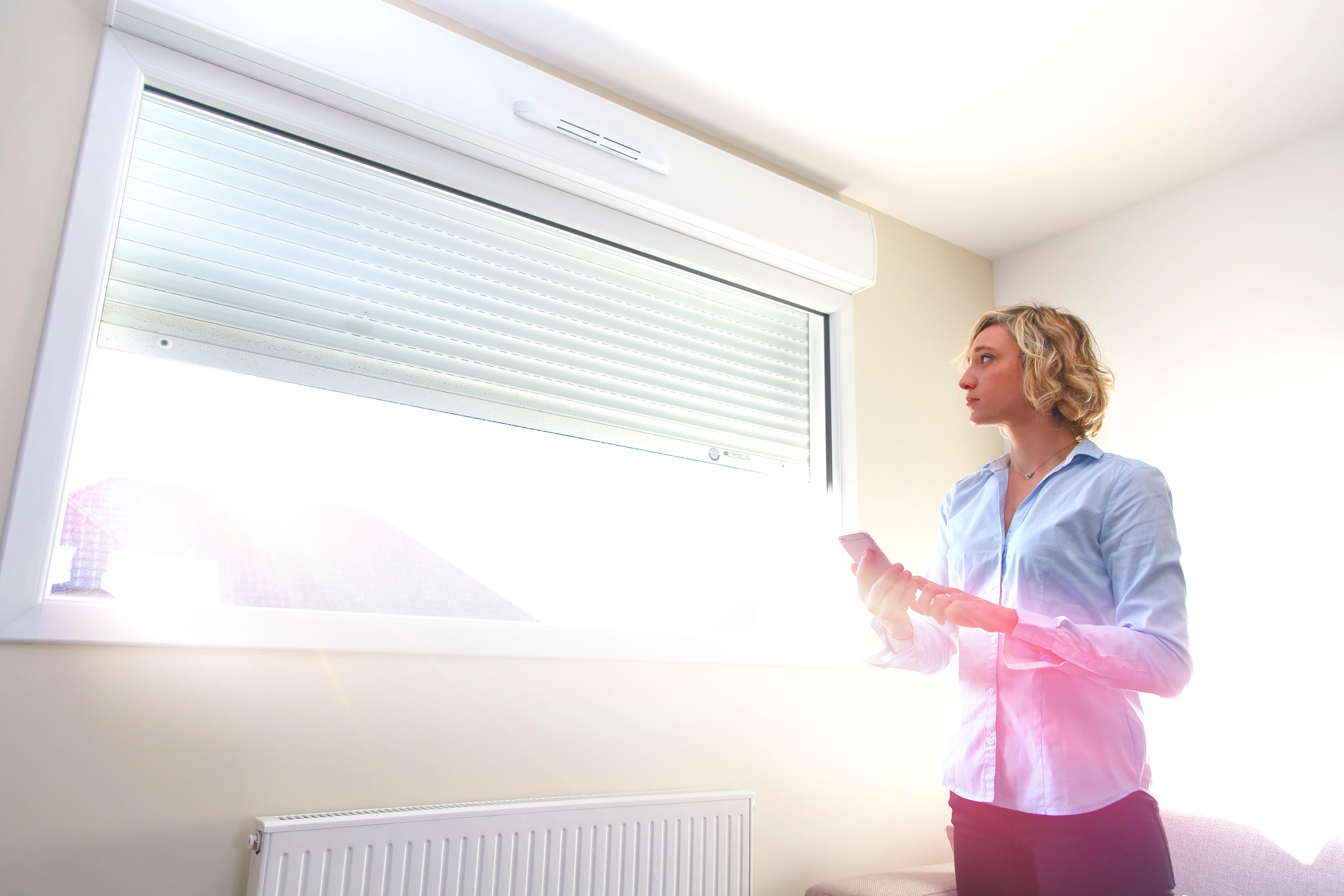 Volet roulant électrique pour pose sous linteau avec enroulement