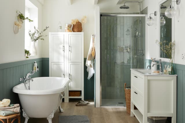 photo d'une salle de bains de charme aux détails soignés dans les tons bleus gris