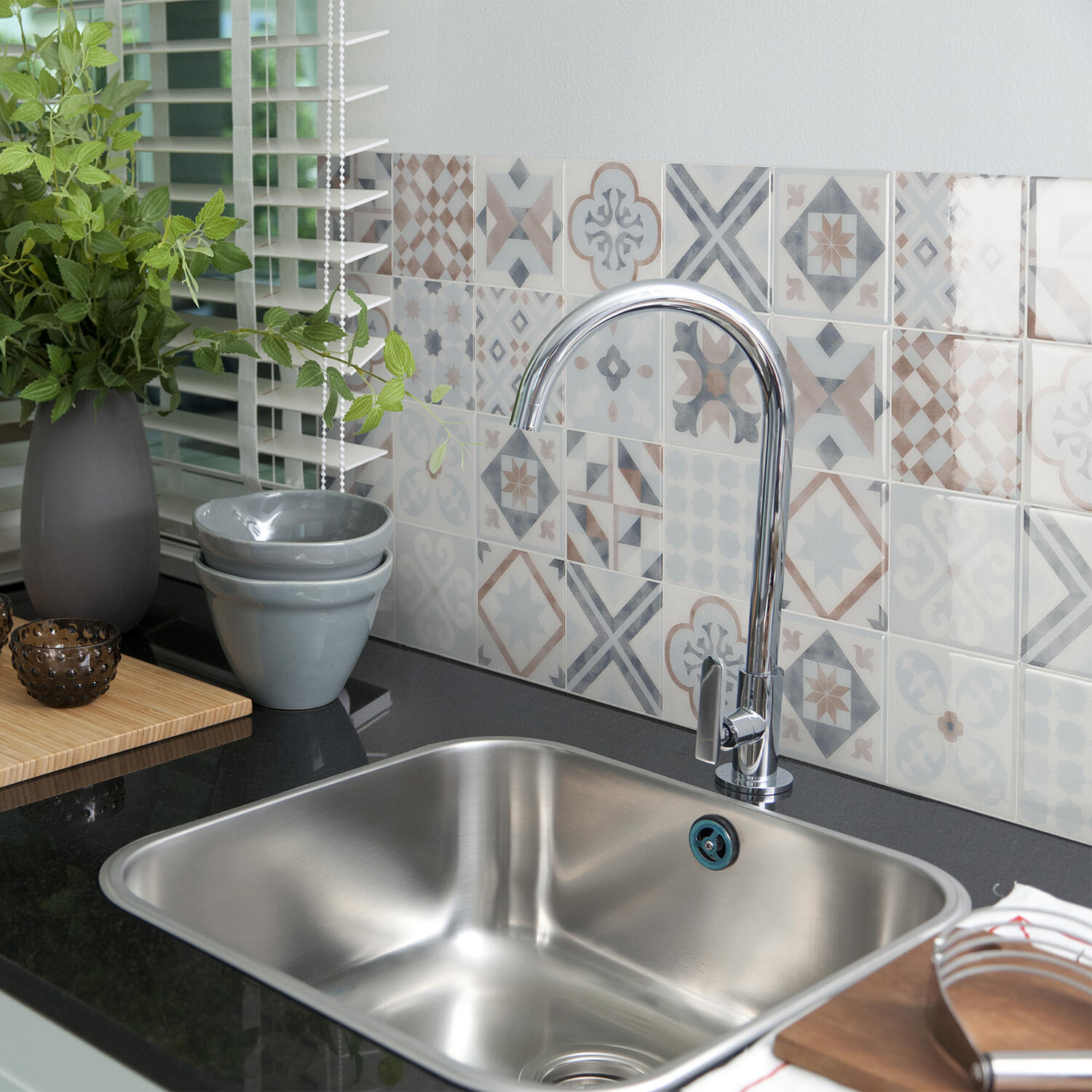 Piastrella adesiva Vintage Parma SMART TILES bianco e blu e giallo 22.86 x 22.86 cm, spessore 2 mm confezione da 4 pezzi - 2