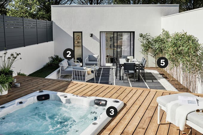 photo d'une terrasse extérieur avec un jacuzzi