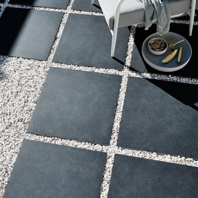 photo de dalle gris anthracite séparé par des gravier blanc