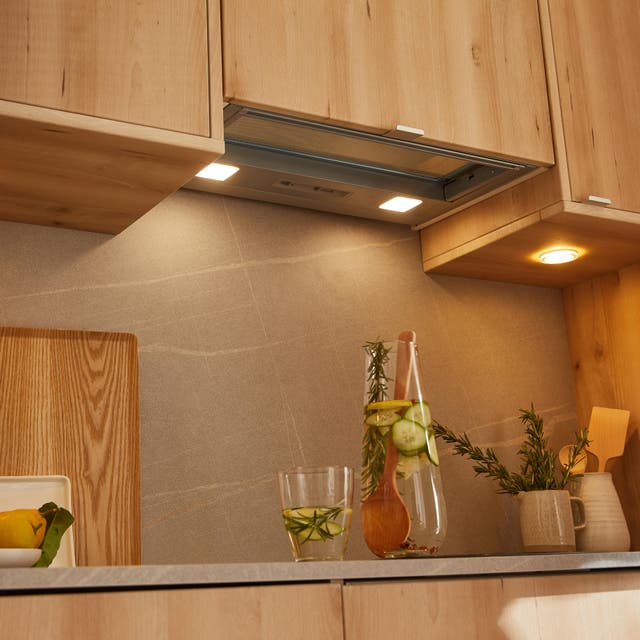Photo d'une cuisine avec des luminaires sous les meubles haut. 