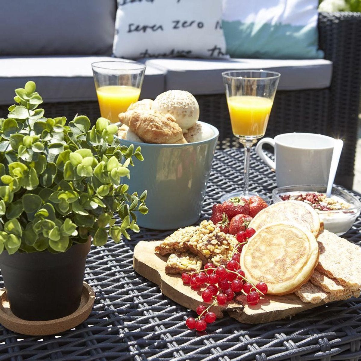 Tavolino da esterno California KETER struttura e superficie in resina antracite per 4 persone 68x68cm - 8