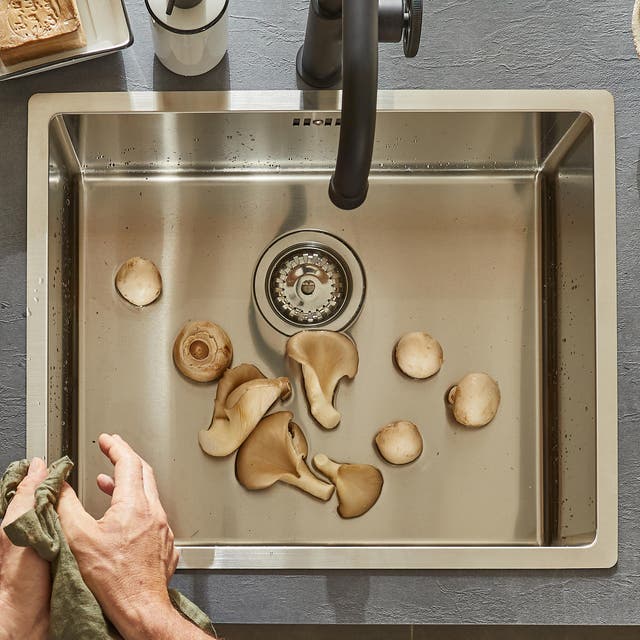 Photo bac de cuisine inox et robinetterie noire